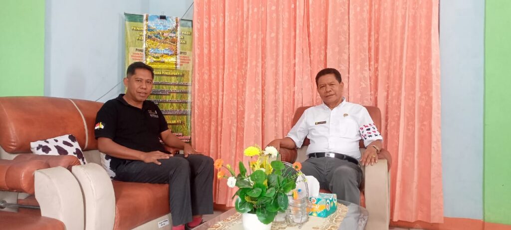 Dok. Kepala Dinas Pertanian & Perkebunan Manggarai Barat bersama Ketua Yayasan Parapuar Lingko Nusantara